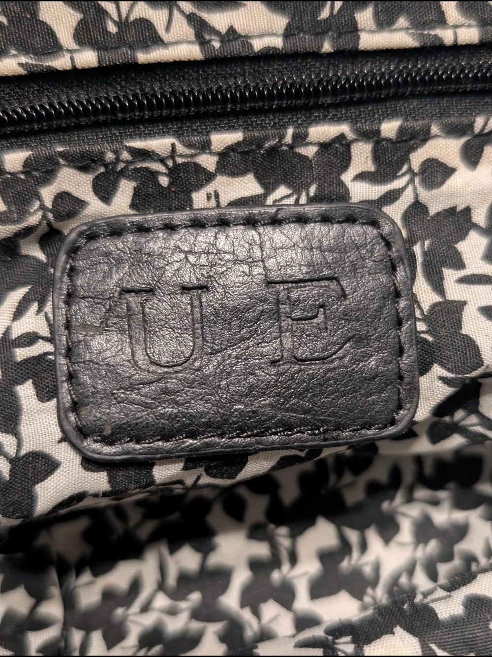 Snake-Print Handheld Clutch Bag in Black and Cream